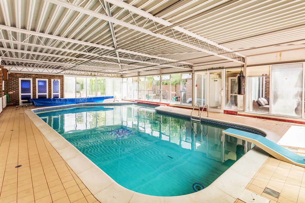 ChoicesRedhill's tweet photo. INDOOR SWIMMING POOL - Choices are proud to bring to the market this EXTENDED and WELL PRESENTED 5/6 bedroom detached house. https://t.co/bNxfymReHP