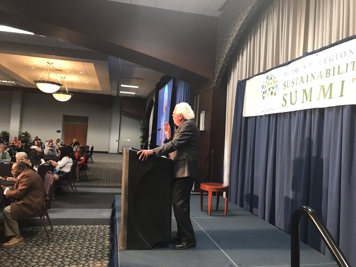 CityOfCincy's tweet photo. Vice Mayor David Mann thanks @CincyOES, @CinciRecycles and @Cincy_Inclusion for their roles in supporting the mission of #MRSS2017. https://t.co/jFhrFacaQN