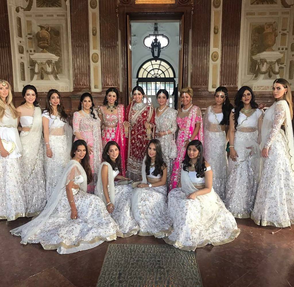 ShaadiBazaar's tweet photo. Bridesmaid goals - #bridesmaids #cheried #sonavsofab #mygirls #viennawedding #whitengoldaffair #viennesedelights @nityaassomull #squad @vi… https://t.co/4W0L1Ejutf