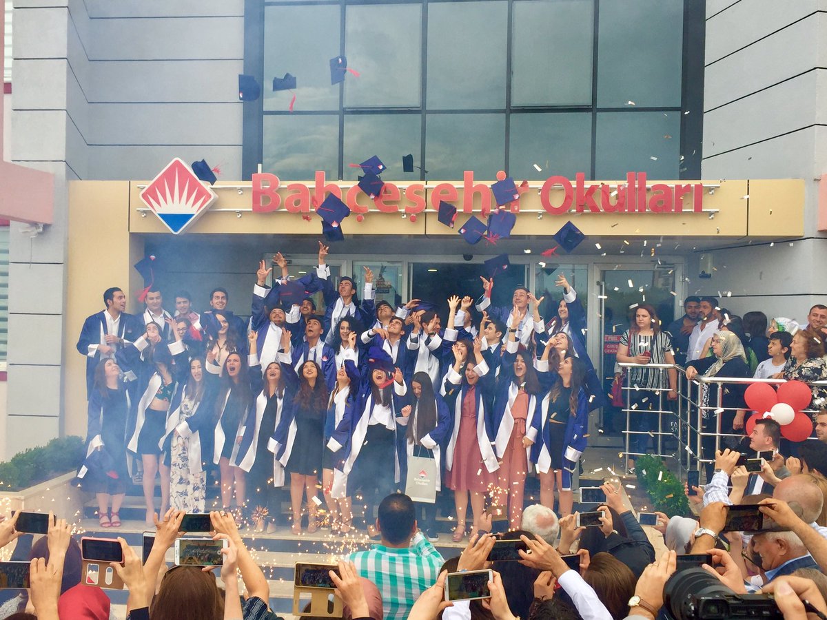 emrahasikoglu's tweet image. Çorlu Bahçeşehir Koleji Lise Öğrencileri Keplerini Üniversiteli Olacakları Yarınlara Doğru Attılar.#Class2017 #BahcesehirKoleji #CorluBK🎓🎉👏🏻
