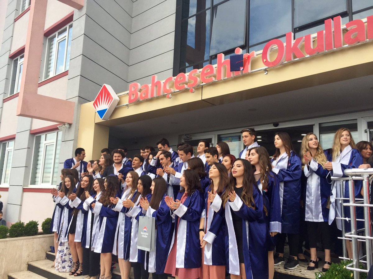 emrahasikoglu's tweet image. Çorlu Bahçeşehir Koleji Lise Öğrencileri Keplerini Üniversiteli Olacakları Yarınlara Doğru Attılar.#Class2017 #BahcesehirKoleji #CorluBK🎓🎉👏🏻