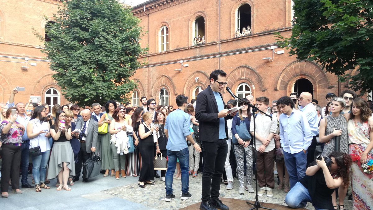 Martino Gozzi (@martinogozzi) on Twitter photo E il vincitore di quest'anno, <a href="/NicolaLagioia/">Nicola Lagioia</a>, chiude l'anno scolastico qui alla @ScuolaHolden con una pagina de "Il giovane Holden". E il vincitore di quest'anno, <a href="/NicolaLagioia/">Nicola Lagioia</a>, chiude l'anno scolastico qui alla @ScuolaHolden con una pagina de "Il giovane Holden".