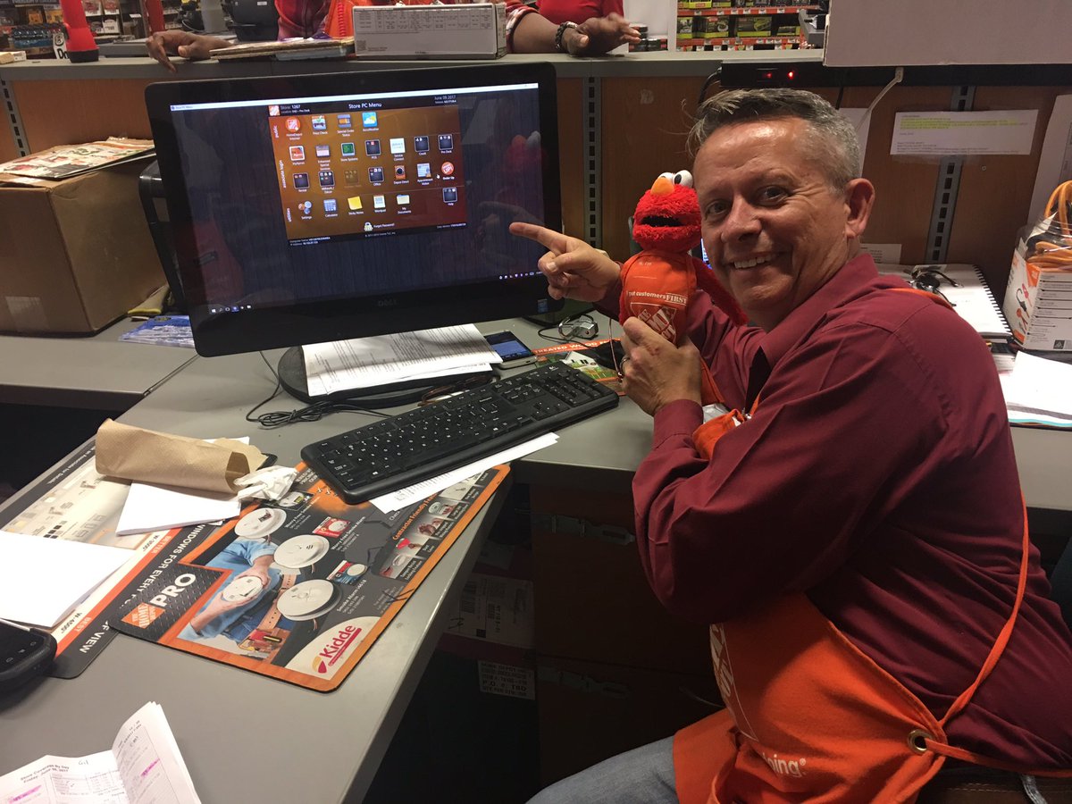 kelseyspro's tweet photo. Matt and Elmo are ready for #OpsTrainingDay showing everyone the new order up button !! @patiaquinta @paulhug89848041 @diver255322 https://t.co/5DqNalIg16