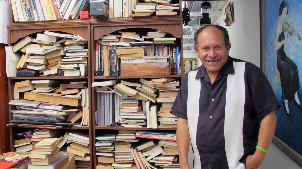 AJEnglish's tweet photo. This man in Colombia has created a community library using books he's collected from the trash https://t.co/MjCVrreinh https://t.co/D8LlbkKdw1