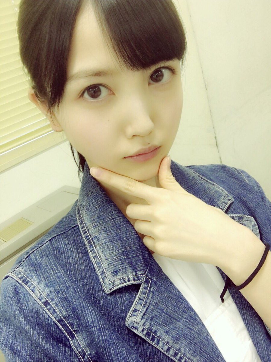 Heizo No Twitter 久保ちゃんブログ 見たことあるポーズ あの人も良く同じポーズしてたよね いたずら子っぽい顔して O O ただ手が逆なんだよなぁ って思ってたけど当時とは違い自撮りだと反転してるので直してみたら あらそっくり 深川麻衣 久保史緒里 久保