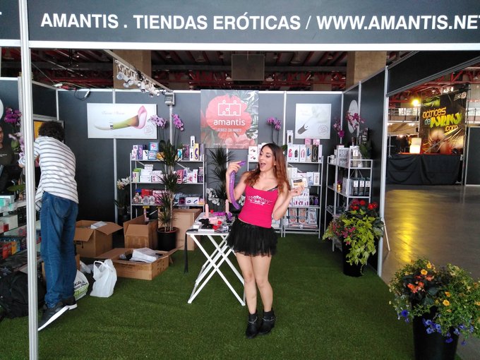 Deseando estrenar los s&uacute;per juguetes de @amantis_net en el escenario de @69sexplanet s&oacute;lo en @EROTICOMADRID<a class="tags" target="_blank" title="On Twitter" href="/?out=eyJ0eXAiOiJKV1QiLCJhbGciOiJIUzUxMiJ9.eyJpYXQiOjE3MjA5NjU2MjQsImlzcyI6InR3cG9ybnN0YXJzLmNvbSIsIm5iZiI6MTcyMDk2NTYyNCwiZXhwIjoxNzUyNTAxNjI0LCJyZWRpcmVjdF91cmwiOiJodHRwczovL3R3aXR0ZXIuY29tL2FtYW50aXNfbmV0In0.mplLl8srxVgaYVJcFO2eUm21wCjUCYFrT-m7zidKRsrSu_HB4HAXSuXuV32xAbLc74wMbwreXs3IhSi9nvrfmA">@amantis_net</a>
