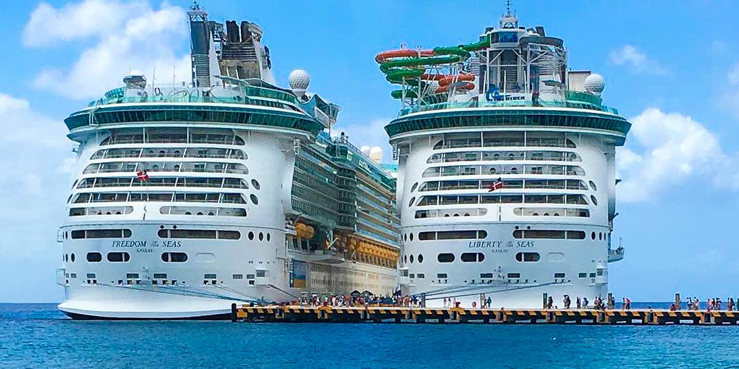 RoyalCaribbean's tweet photo. Two Seas in a pod. #LibertyoftheSeas #FreedomoftheSeas
📷: Kristen C https://t.co/RTh0VH3mpl