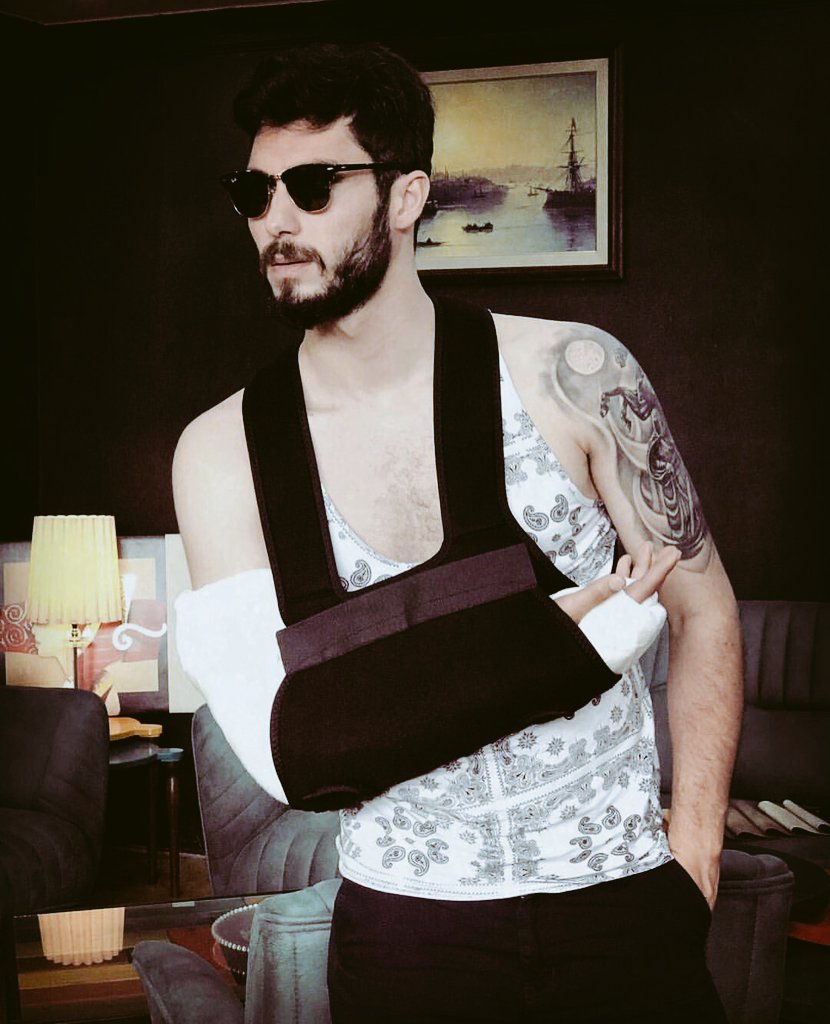 Bir insan kolu böyleyken bile nasıl bu kadar karizma olabiliyor?/Anlatttt @EUbeyli #GünSayıyoruzŞafak14 #emreubeyli