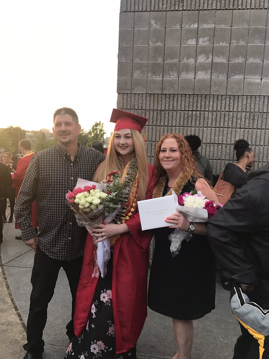 AlexisLamm's tweet photo. Ya girl did it 🙌🏽🤘🏽❤️💛🎓👩🏼‍🎓👐🏽 https://t.co/2ve9TaZyao