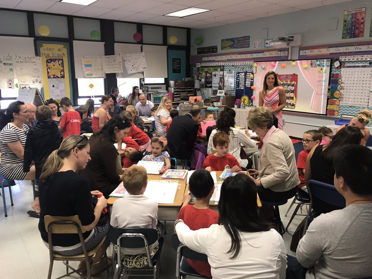 FRNElementary's tweet photo. 1-H had their Publishing Party this morning! The students did a fantastic job sharing their feelings! #Franklin https://t.co/DnqGqsNUQD