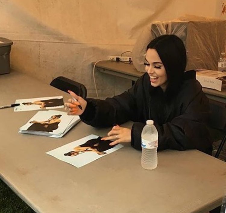 RebeccaMags's tweet photo. Signed some pictures for y'all! See you at the live q&amp;a https://t.co/pQWfVVpK7y