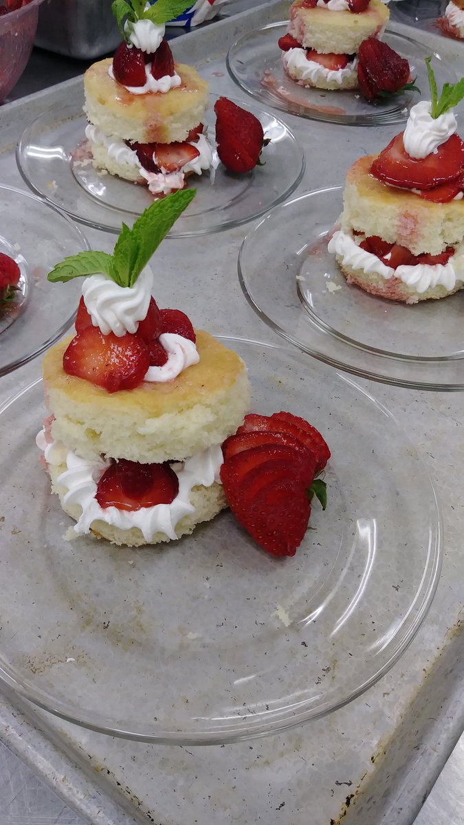 adevens's tweet photo. Dessert on the fly #OnlyMy5thDay #Still CantFindThings #ShortcakeIsAlwaysWelcome #TheresLiquorInThoseBerries #WorkingWithWhatIGot https://t.co/tjTzWiR6tu
