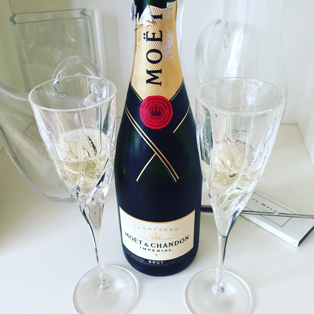 #herestotheweekend <a href="/gogzer16/">Cathal Kavanagh</a> #FridayFeeling #cheers <a href="/Ailser/">Aileen Galvin</a>