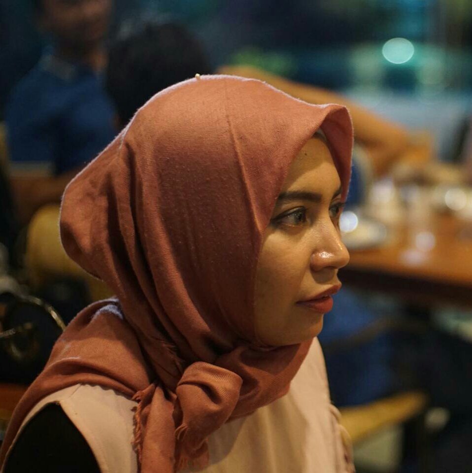 yudhaphe's tweet photo. Ditemukan sesosok bidadari tak bersayap yang sedang melamun memikirkan si buruk rupa 😂😂 https://t.co/MBIZBhsDv8