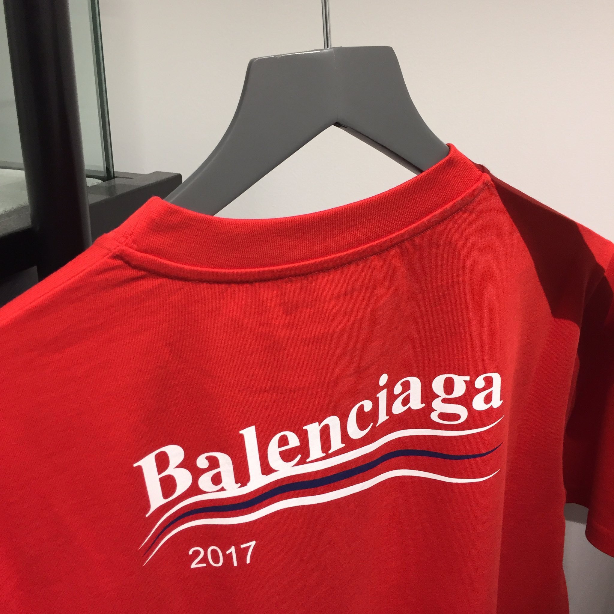 Fugtig kighul Stor mængde Outlander Magazine på Twitter: "SS17 Balenciaga 'Bernie Sanders' Tee🎌  https://t.co/NzzSMoMRks" / Twitter