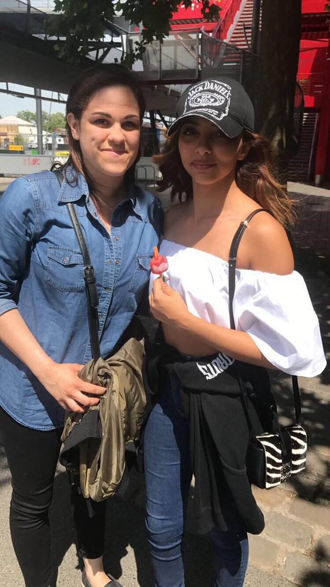 LMFranceUpdates's tweet photo. Jade avec des fans hier à Paris, 08/06/2017. https://t.co/fPuCZkm1Ct