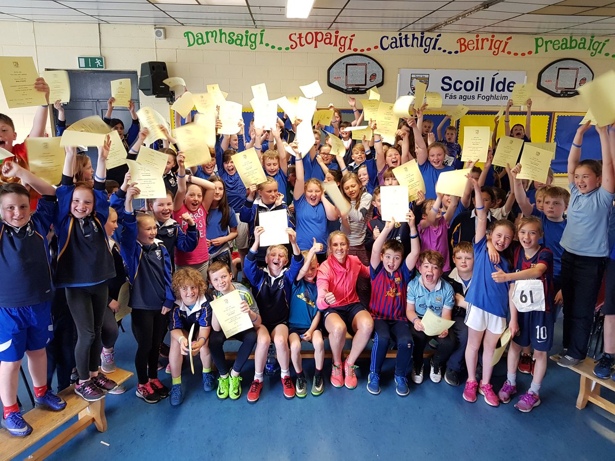JoyNevilleRef's tweet photo. @ScoilIde Well done to the 4th classes on their FIT4LIFE award. Wonderful initiative and thanks for inviting me to the school #ActiveKids https://t.co/uGT2xa4jH5