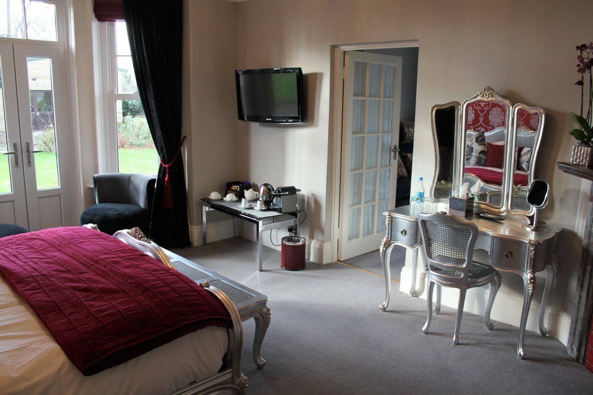 dowerhouselyme's tweet photo. Enjoy a #touchofstyle in our beautiful #Anning Suite with en suite bathroom + separate walk in shower with grab bar! Call 01297 21047 https://t.co/eousCrv3aw
