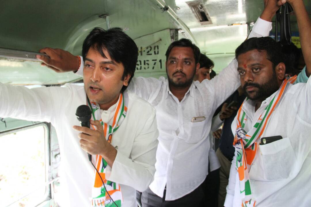 Prashant_Ghar's tweet photo. On a state transport bus-starting the #YuvaSangharshYatra today#Latur @OfficeOfRG @INCMaharashtra @RajaBrar_INC @IYC  @MeDeshmukh https://t.co/8i7E6fbDvg