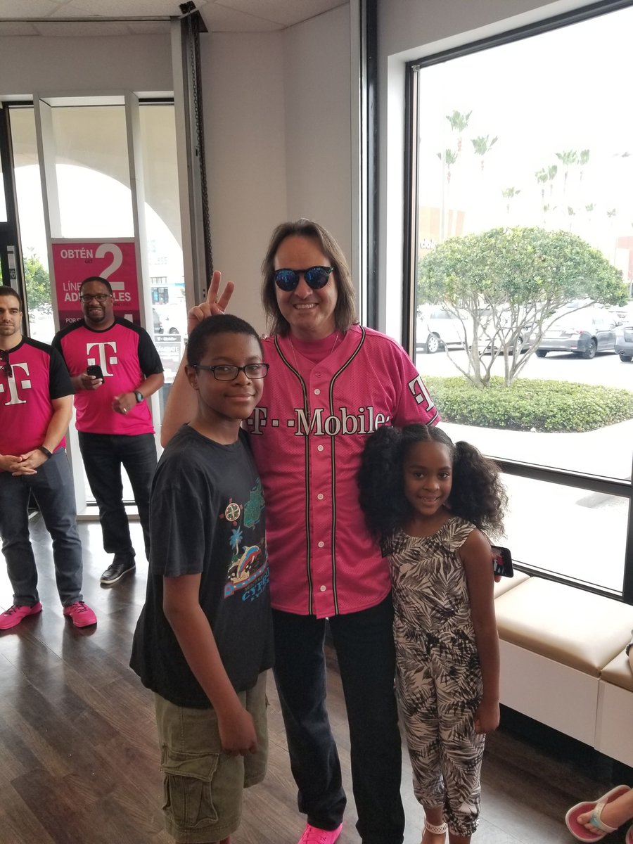 ChrisShepard001's tweet photo. All of our customers love our amazing CEO @JohnLegere @Alisa_Arner @Paul_Giannotti @CallieField @domjrcoleman https://t.co/Vtn1tNMSdY