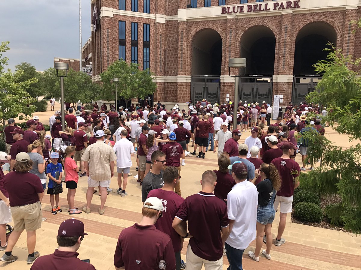 AggieBaseball's tweet photo. Looks like the #12thMan is ready. #NCAABaseball @NCAACWS https://t.co/SsBkdHE5LF