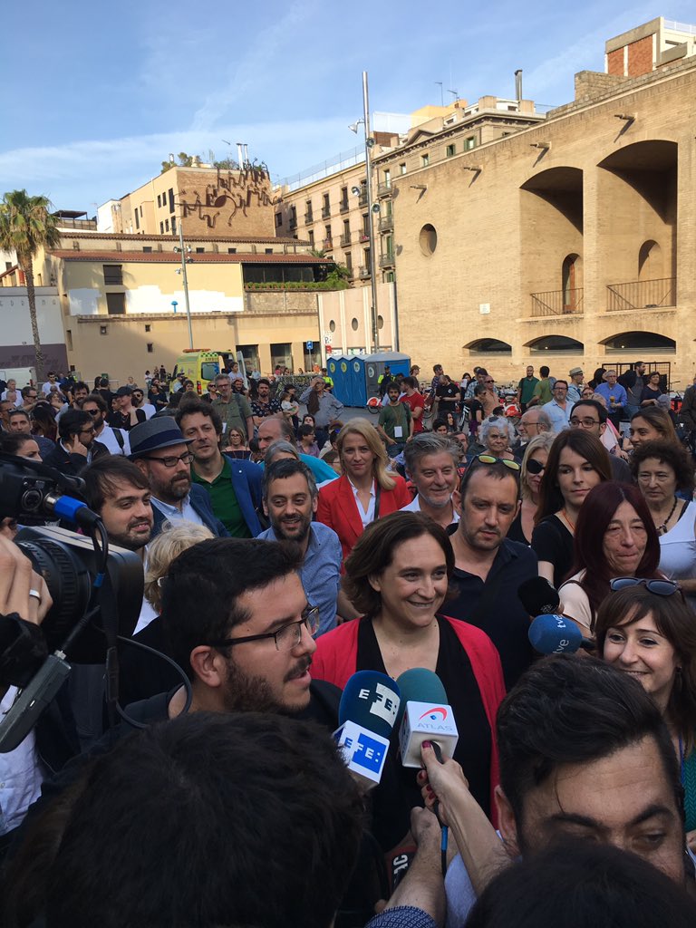 micahsso's tweet photo. Empieza! Mayor @AdaColau arrives en la Plaça dels Àngels for @BComuGlobal #FearlessCities rally. We out here reppin' @DSA_SF #FearlessSF https://t.co/86Ub9hhR0s