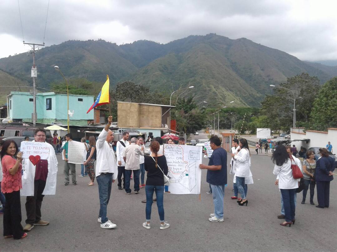 TrujilloLa102's tweet photo. #09Jun #Reporte102 Médicos le dicen No a la Constituyentes. Protestan afuera del seguro social #Valera Vía @JesusLealVE https://t.co/XQP2QgO8Gx