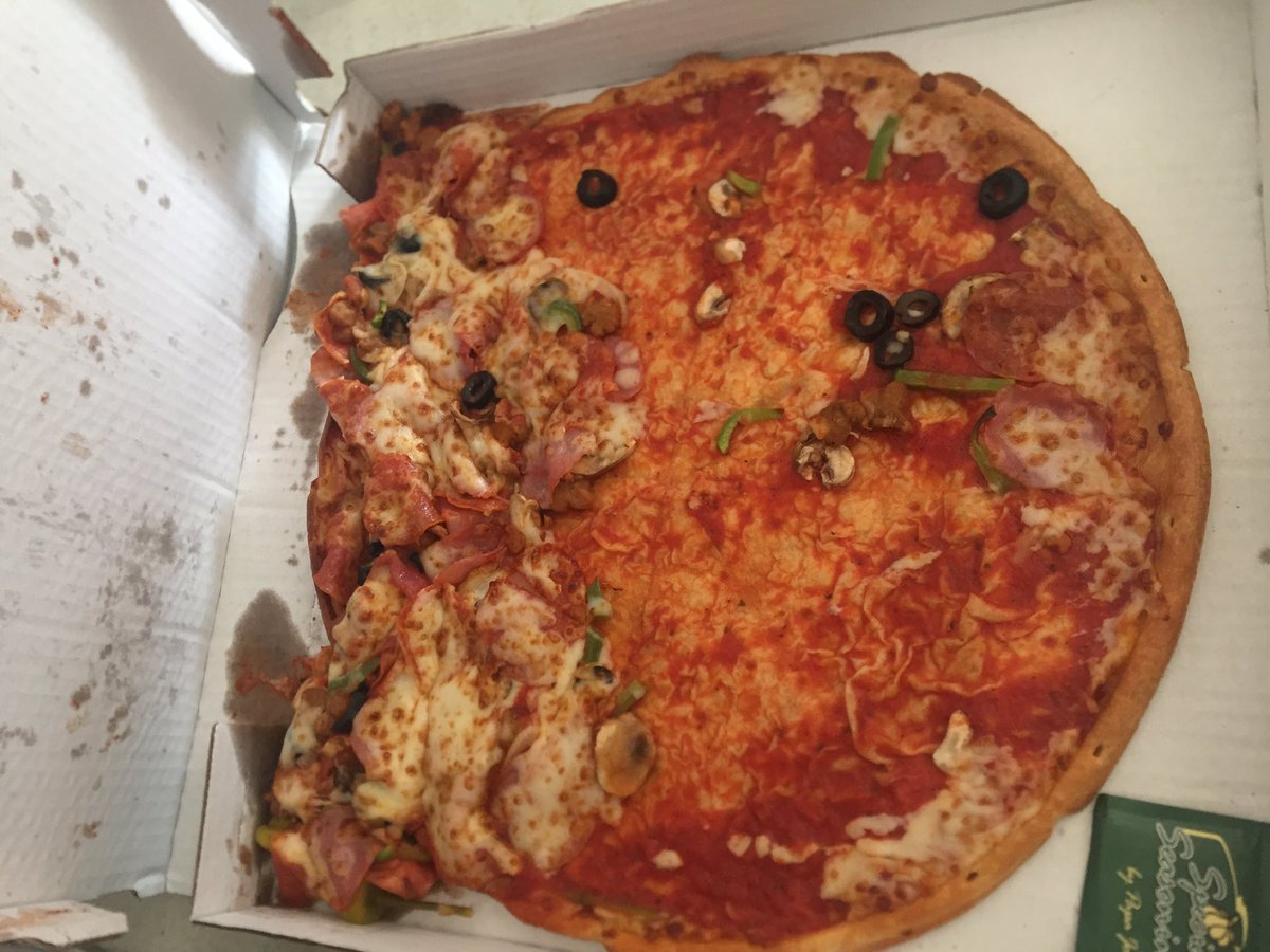 Cami_Cerda's tweet photo. @papajohnschile hola!
Compramos recién una pizza y llego así! Una vergüenza! Pedimos cambio! https://t.co/drR3DegDok