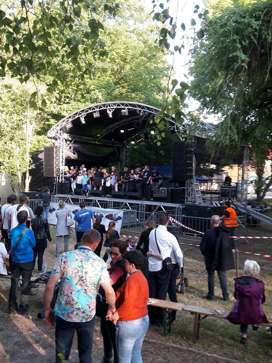coste_frederic's tweet photo. #ADAPEIM le festival INGLORIOUS est lancé avec le groupe FOUDRE ROCKER.
Grosse ambiance! https://t.co/6DCvF0J0Mp