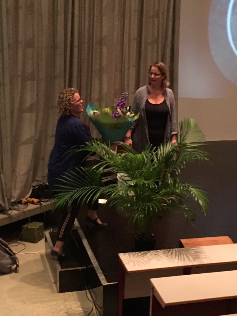 vriendenGSVhb's tweet photo. @GsvGroningen De voorzitter van @vriendenGSVhb, dankt de oud-voorzitter @m_wiersma voor al haar inzet en enthousiasme. @KarinDunning nam het stokje over. https://t.co/2rgNQU3bsJ