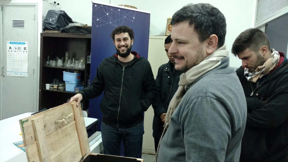 InstDesarrolloi's tweet photo. Entregamos la 3era #Compostera de #LanusVerde 🌳en la escuela primaria N°22 Fray Luis Beltrán🏫 de Lanús Este junto a directivos y cooperadora https://t.co/zMEL2xnwmU