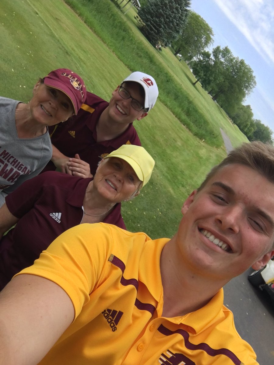 carterjmccullen's tweet photo. 😂😂😂😂😂😂😂 #selfieonseven #ChipChallenge17 https://t.co/9m5bKJ5lNp