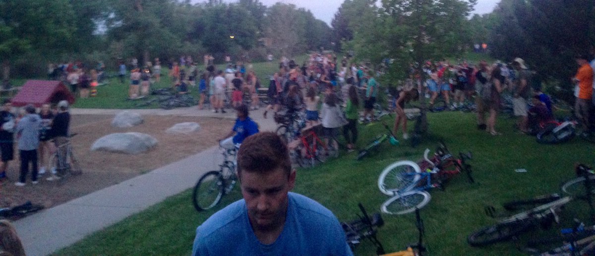 boulderbikenite's tweet photo. Same park- different night. Keeping it classy with the cruiser ride crew. #leavenotrace #socialcycling #cruiserride #happythursday https://t.co/n4UqrF5qqV