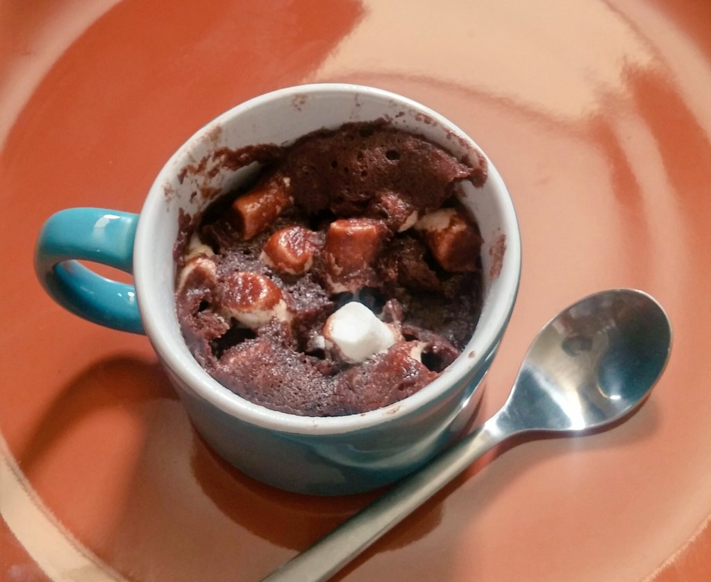Bhawishkitchen's tweet photo. Chocolate Marshmallow Mug cake 😋
#craveforsweets https://t.co/D13YuJcZwu