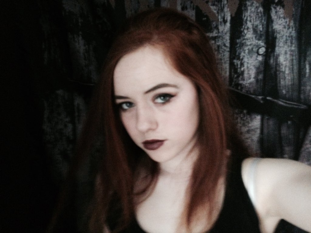 angeniixx's tweet photo. Me ft my slipknot flag on a side note I'm pale as fck @CoreyTaylorRock #slipknot #graychapter https://t.co/43Qeuli1xo