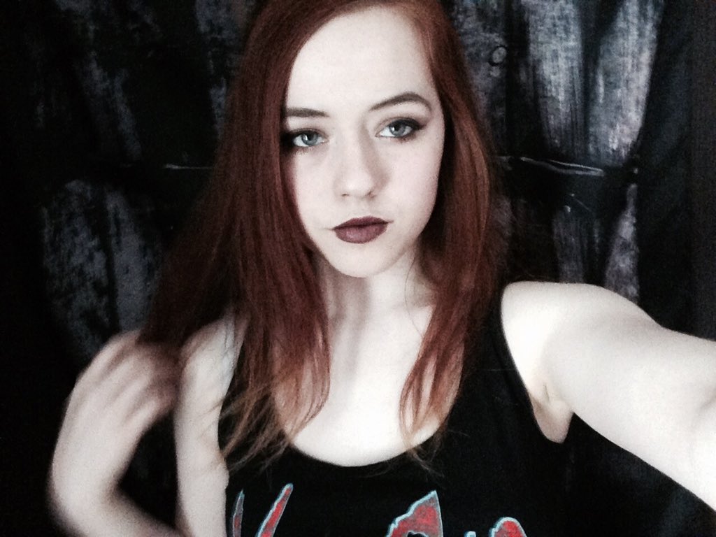 angeniixx's tweet photo. Me ft my slipknot flag on a side note I'm pale as fck @CoreyTaylorRock #slipknot #graychapter https://t.co/43Qeuli1xo