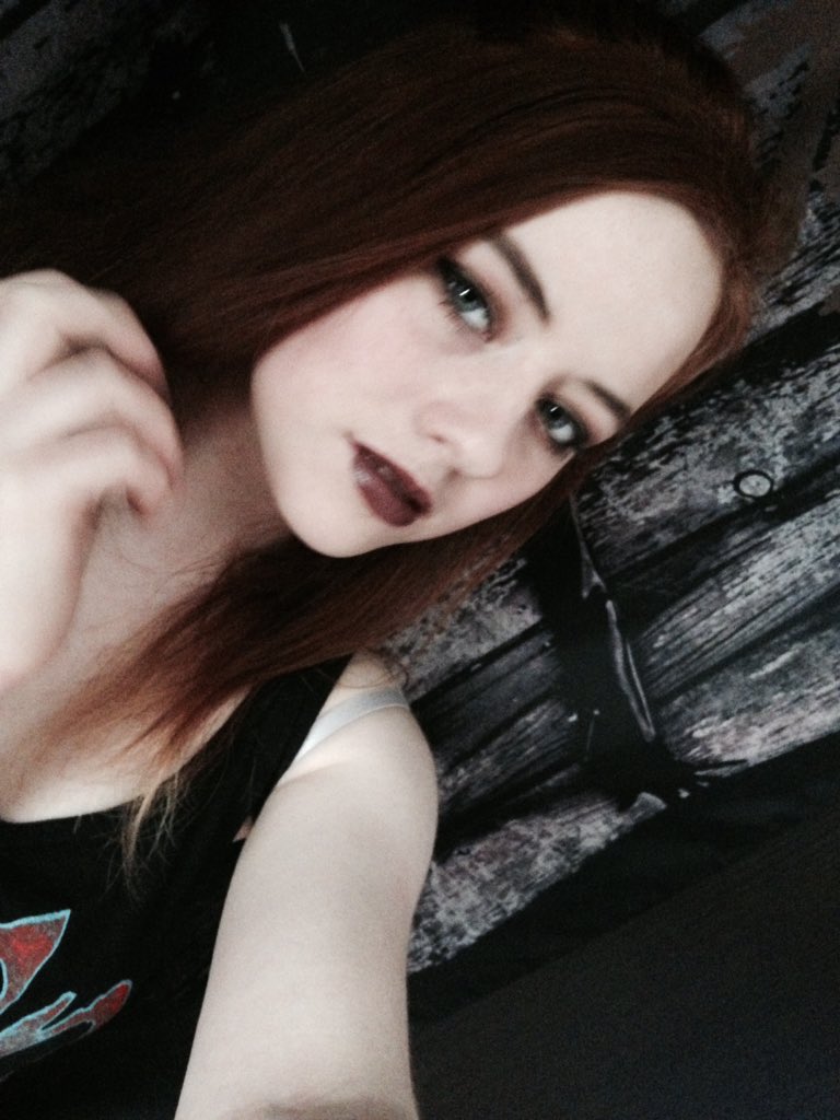 angeniixx's tweet photo. Me ft my slipknot flag on a side note I'm pale as fck @CoreyTaylorRock #slipknot #graychapter https://t.co/43Qeuli1xo