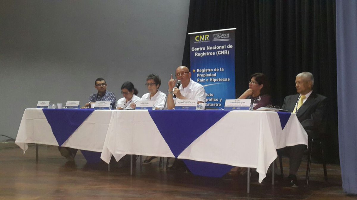 CNRSV's tweet photo. Dir #CNR: estamos apoyando los programas #BuenVivir y #GobernandoConLaGente, acercando nuestros servicios a las comunidades #GobSV https://t.co/AvyyH0ebaU