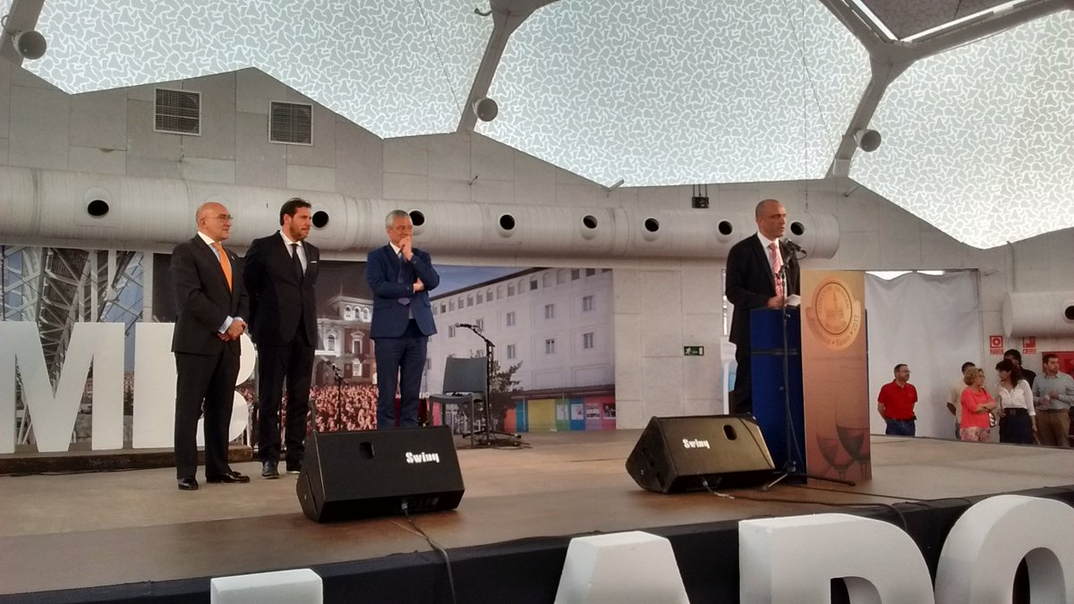 CMB_Valladolid's tweet photo. Empezamos con la entrega de #MedallasGranOro en #CMBVLL17Medallas #ValladolidSabeAVino #CMB2017VLL https://t.co/40DDaNWiHu