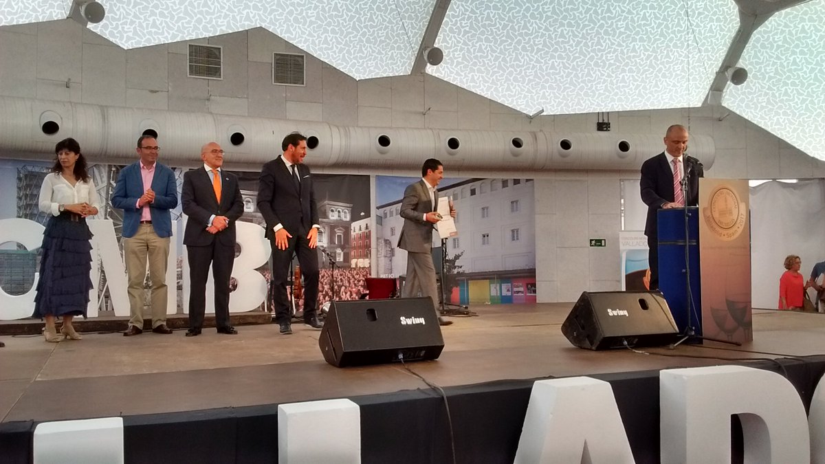CMB_Valladolid's tweet photo. Empezamos con la entrega de #MedallasGranOro en #CMBVLL17Medallas #ValladolidSabeAVino #CMB2017VLL https://t.co/40DDaNWiHu