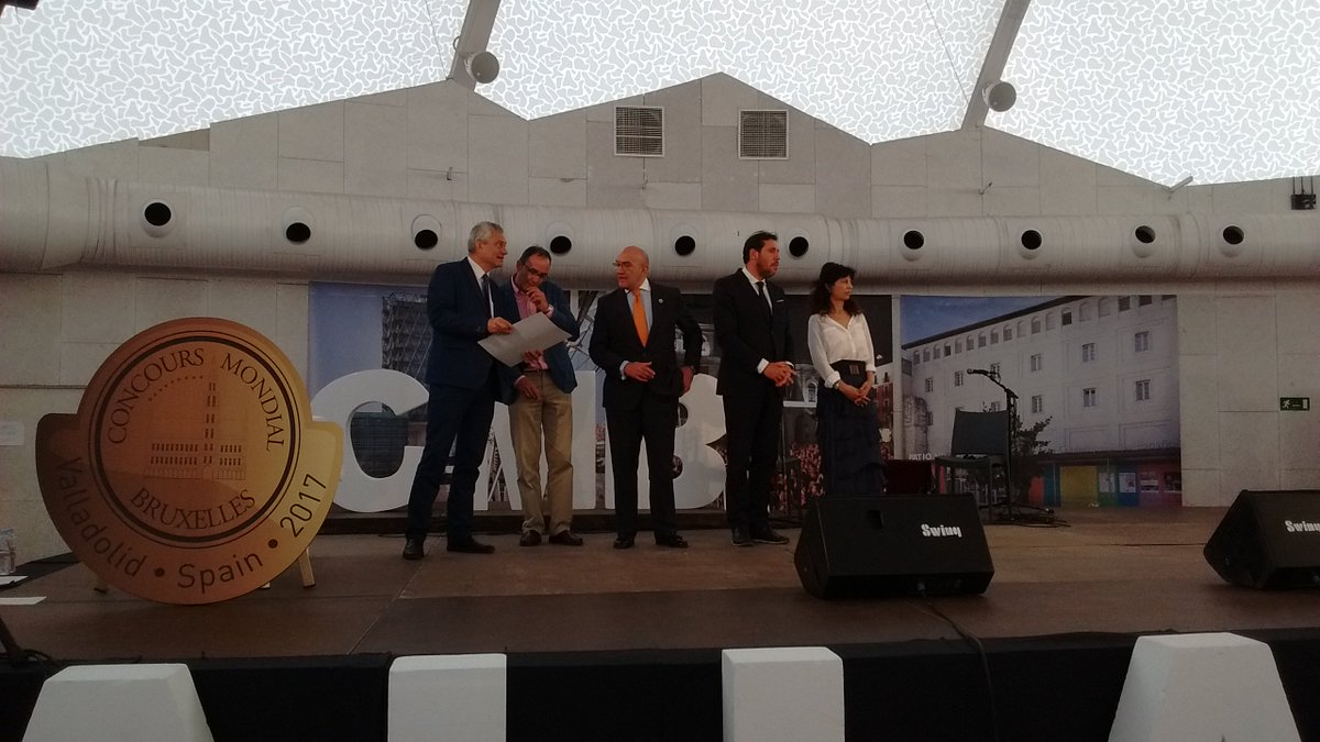 CMB_Valladolid's tweet photo. Empezamos con la entrega de #MedallasGranOro en #CMBVLL17Medallas #ValladolidSabeAVino #CMB2017VLL https://t.co/40DDaNWiHu
