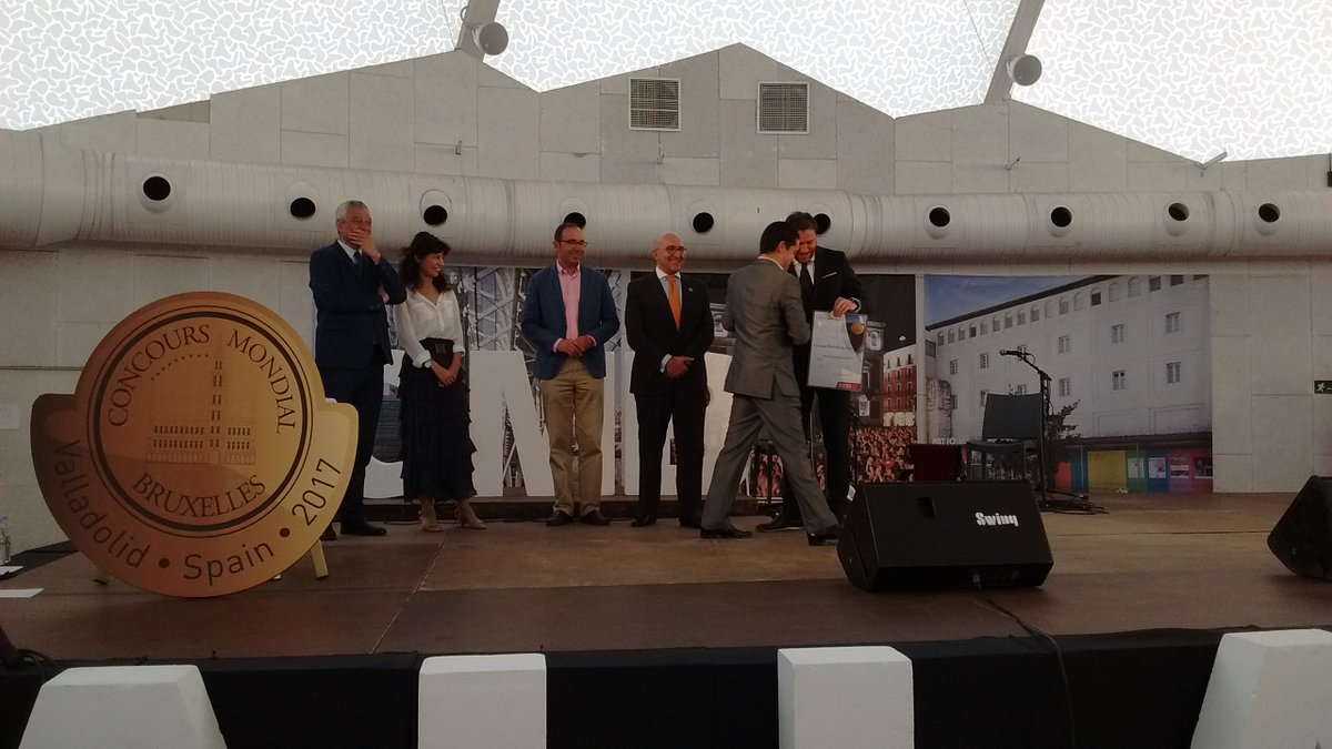 CMB_Valladolid's tweet photo. Empezamos con la entrega de #MedallasGranOro en #CMBVLL17Medallas #ValladolidSabeAVino #CMB2017VLL https://t.co/40DDaNWiHu