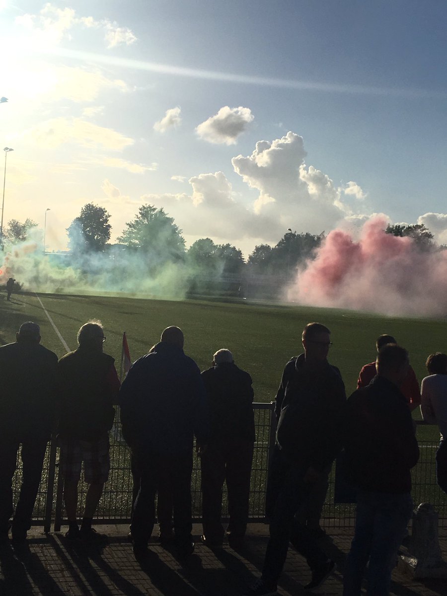 JohanInan's tweet photo. Aardig sfeertje in Wijhe, waar de plaatselijke derdeklasser de 3-1 nederlaag uit het uitduel met Victoria moet goedmaken om te promoveren https://t.co/UCoi7bt2qi