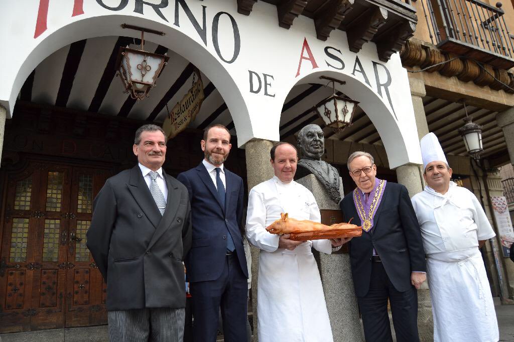 🥇Más que merecida la Medalla  de Oro al Mérito en el trabajo para D. Alberto y toda la familia del <a href="/MesondeCandido/">Mesón de Cándido</a> 🐷
cadenaser.com/emisora/2017/0…