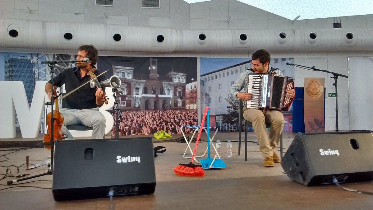 CMB_Valladolid's tweet photo. Hoy nos acompaña #FetenFeten 😁🎼🎻 #CMBVLL17Medallas #CMB2017VLL #VLLSabeAVino @concoursmondial https://t.co/f45maWPVlT