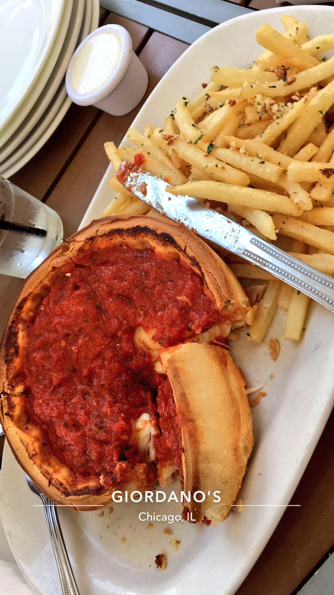 StudentsGL's tweet photo. Nothing like a nice Chicago slice https://t.co/gQ9vp0Ohby