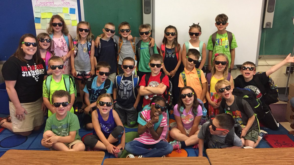 205MissHansen's tweet photo. It sure has been a fun year with this group! Hope you all have great summers! Bright futures are ahead so we have shades! #summervacay https://t.co/Ly9XLidM2X