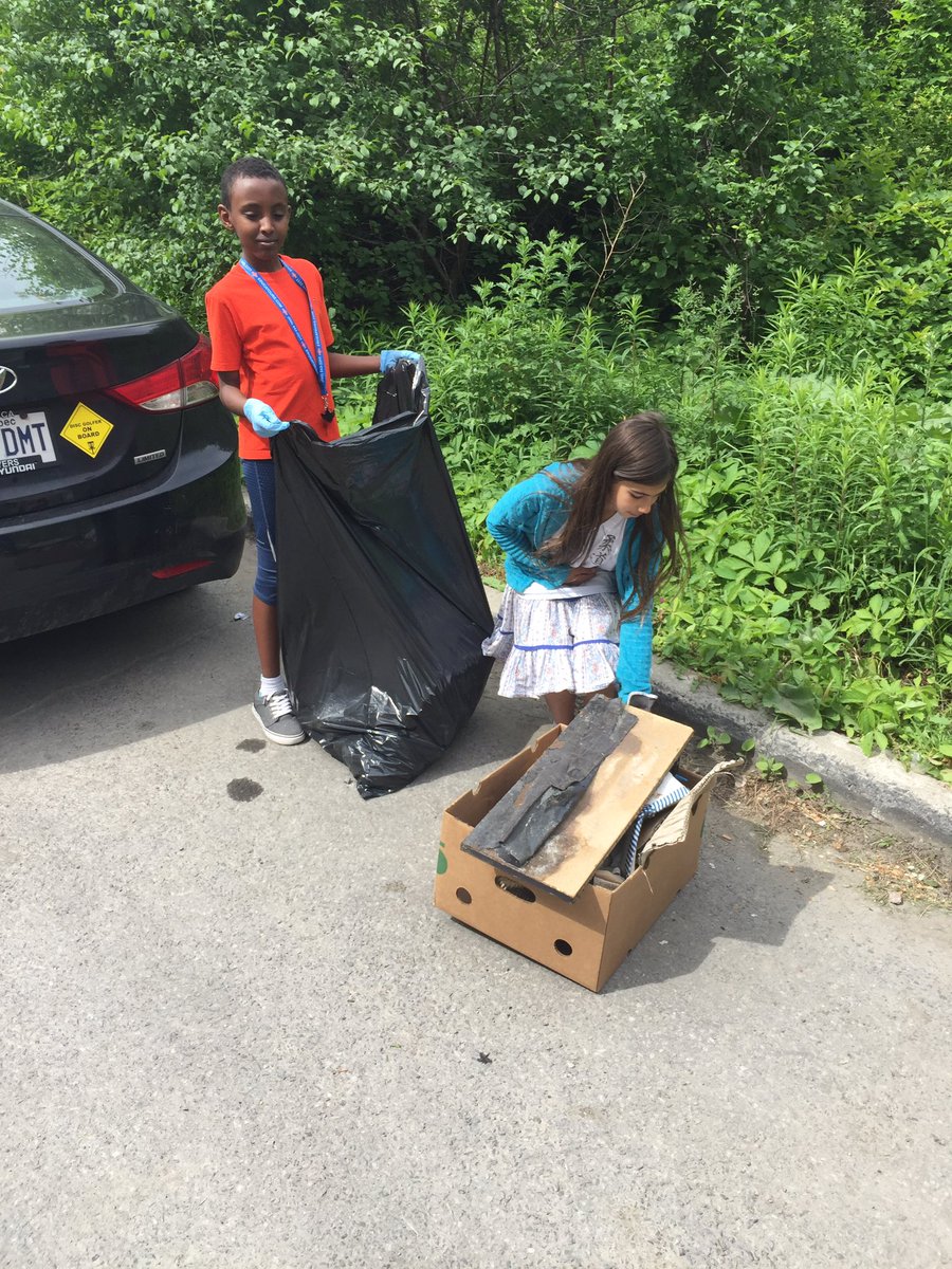 Cm2bClaudel's tweet photo. Grand #nettoyage citoyen au #1635Riverside @ottawacity @JimWatsonOttawa @cm2_rouge @cm2_vert @lyceeclaudel #environnement 2/2 https://t.co/yVyYHRhkdR