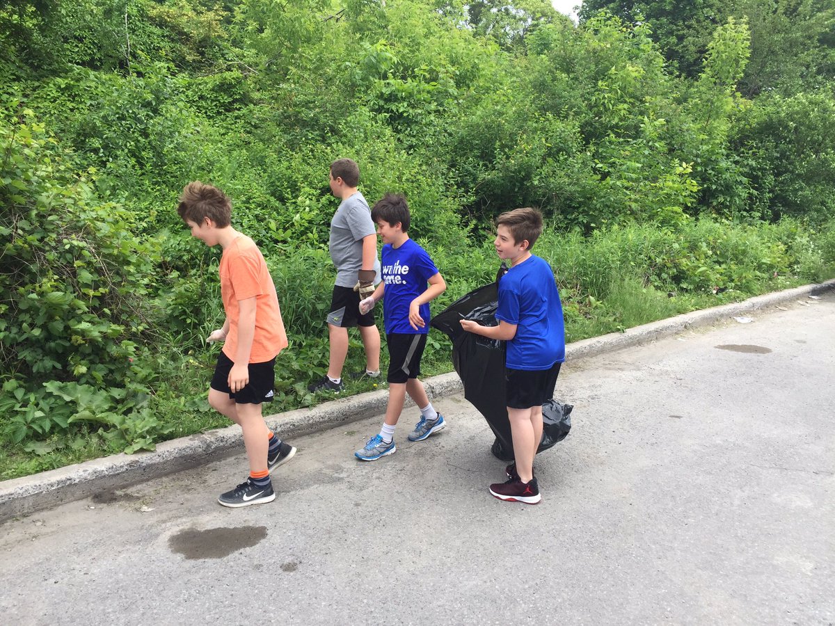 Cm2bClaudel's tweet photo. Grand #nettoyage citoyen au #1635Riverside @ottawacity @JimWatsonOttawa @cm2_rouge @cm2_vert @lyceeclaudel #environnement 1/2 https://t.co/jenm4SvsYP