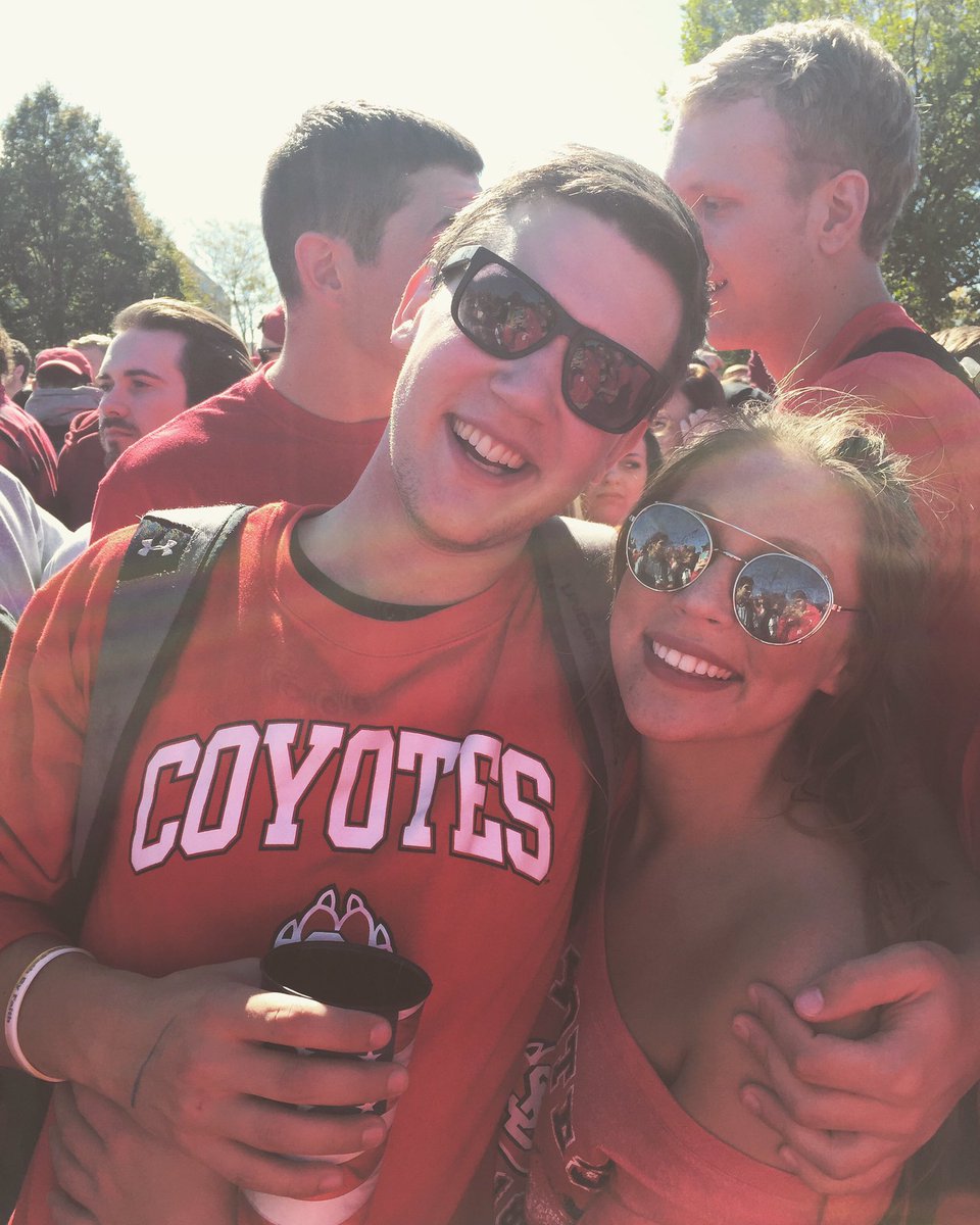 Keyleeeeee's tweet image. Happy birthday bae 😘 glad you like taking cute pics with me. Have an awesome day 🍻